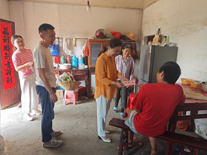 结对帮扶聚合力 爱心助学暖人心