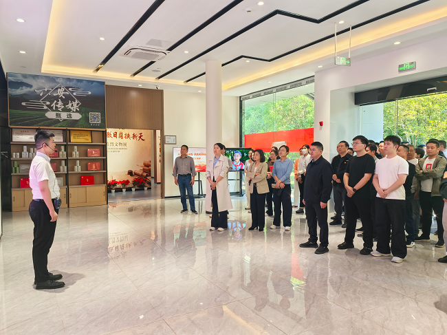 市机关事务处组织参观龙华英烈文物展